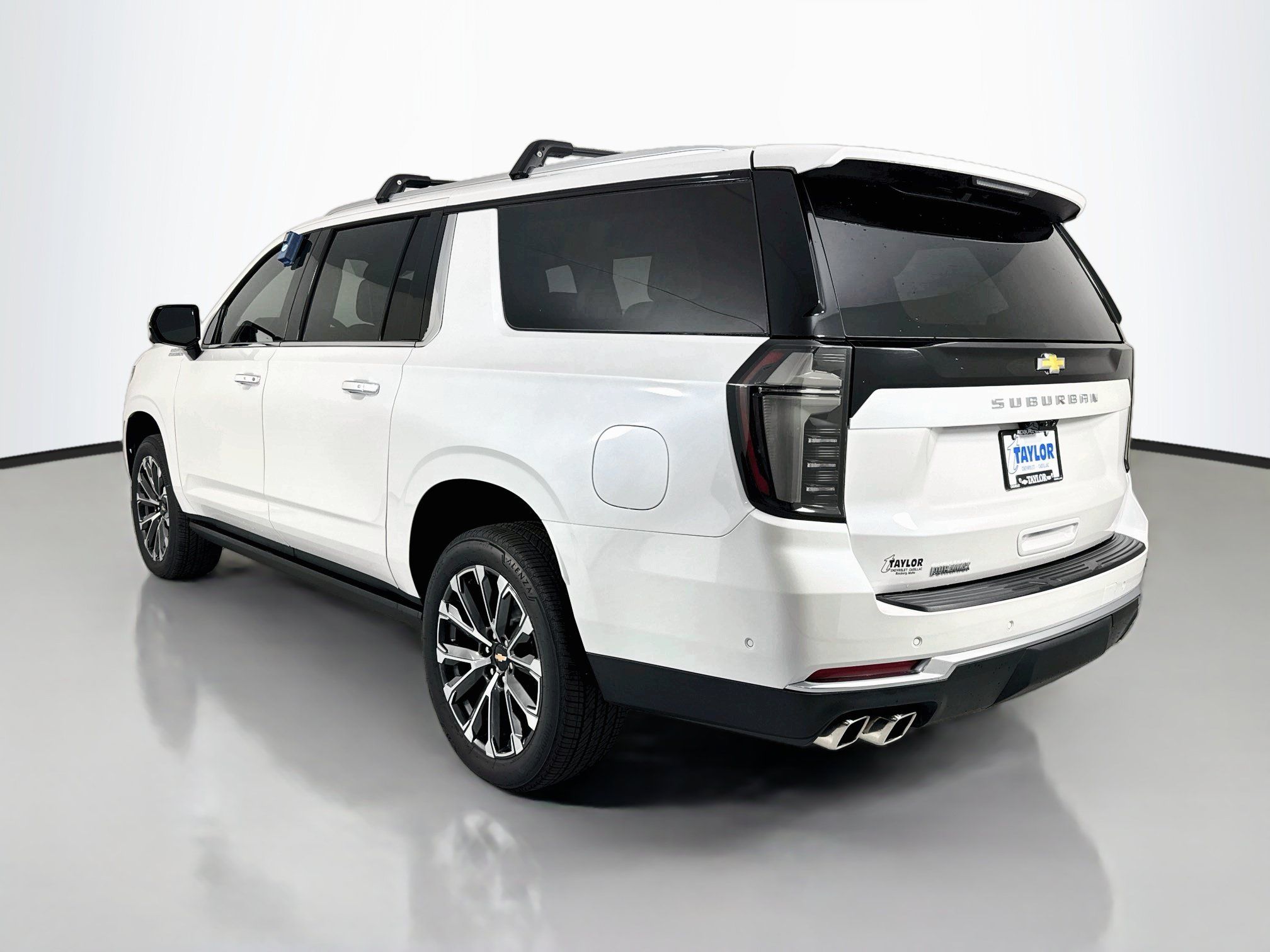 Used 2025 Chevrolet Suburban High Country AWD/4WD image 5