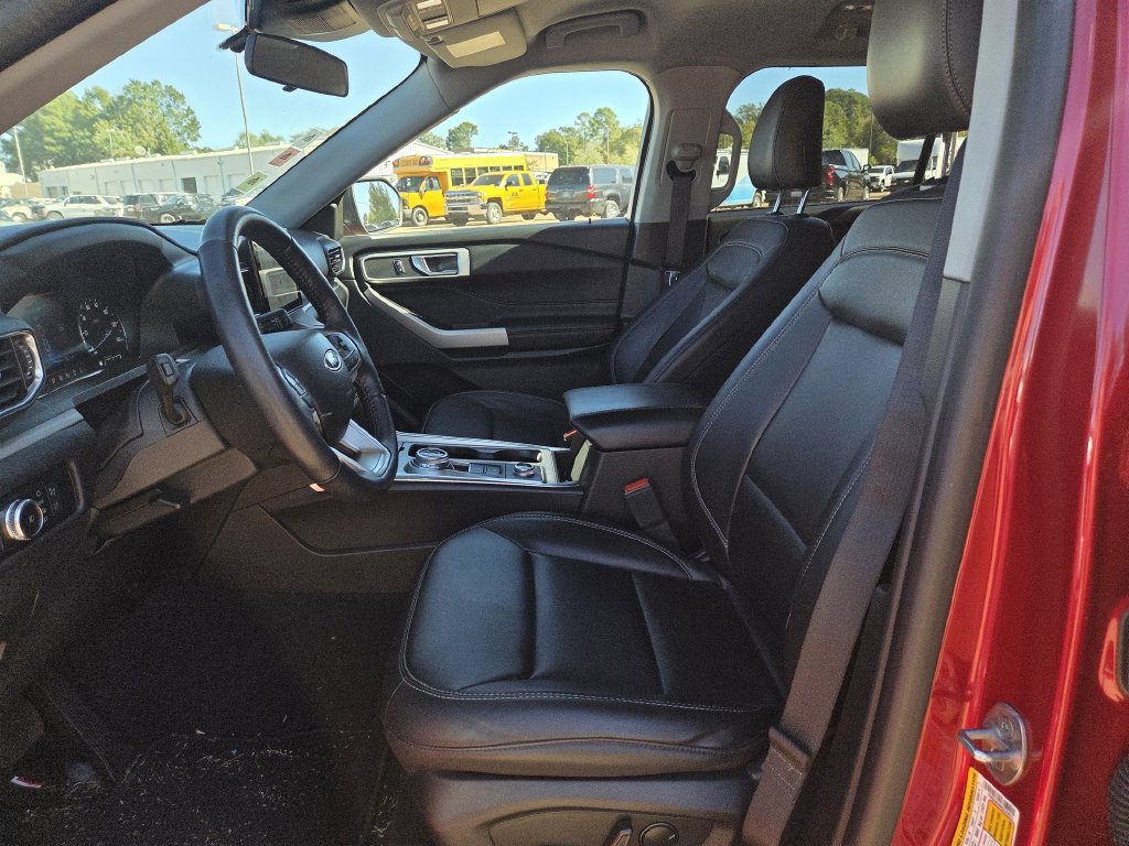 Used 2022 Ford Explorer XLT w/ Equipment Group 202A AWD/4WD image 16