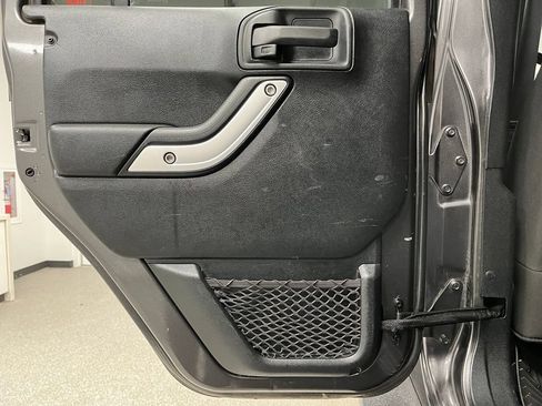 Used 2017 Jeep Wrangler Unlimited Rubicon w/ Connectivity Group AWD/4WD image 35