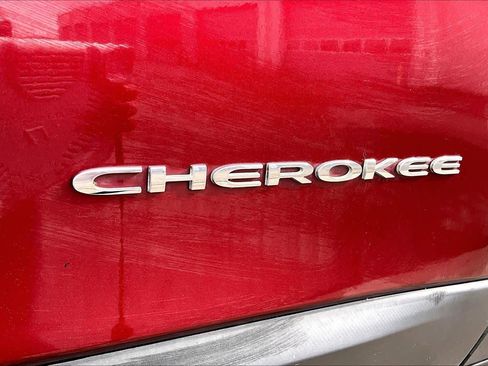 Used 2019 Jeep Cherokee Latitude Plus image 10