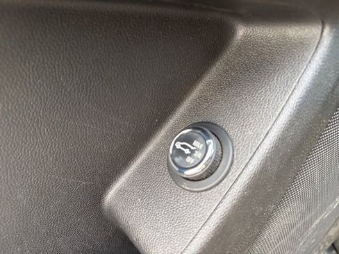 Used 2019 Chevrolet Traverse LT image 13