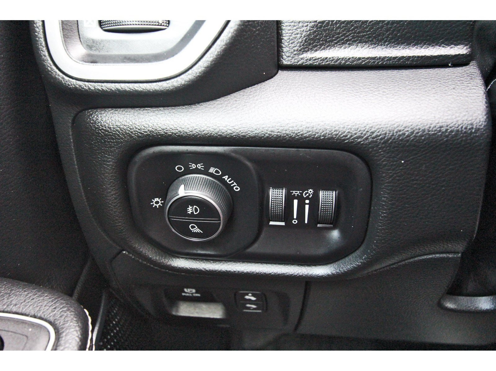 Used 2023 RAM 1500 Laramie AWD/4WD image 19