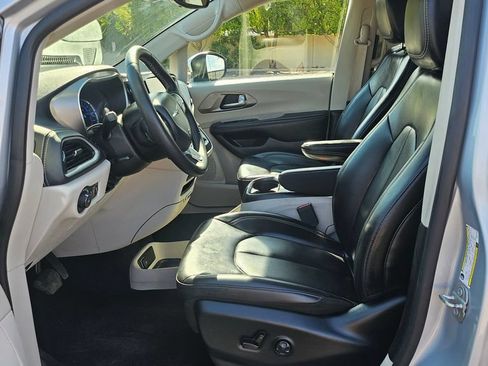 Used 2023 Chrysler Pacifica Touring-L FWD image 30