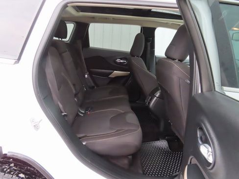 Used 2018 Jeep Cherokee Latitude w/ Comfort & Convenience Group image 27