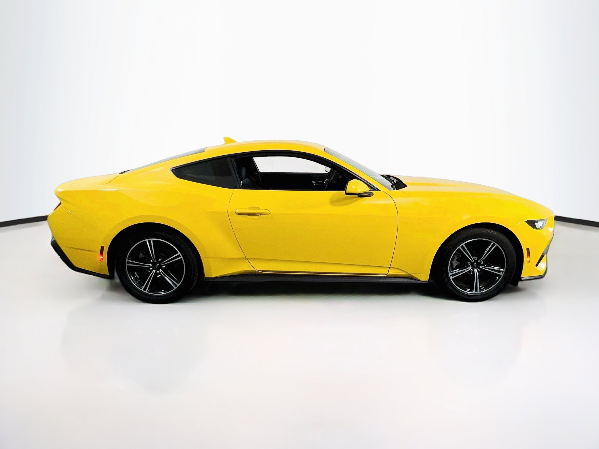 Used 2024 Ford Mustang Coupe RWD image 4
