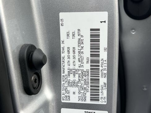 Used 2025 Toyota Tundra Limited AWD/4WD image 38