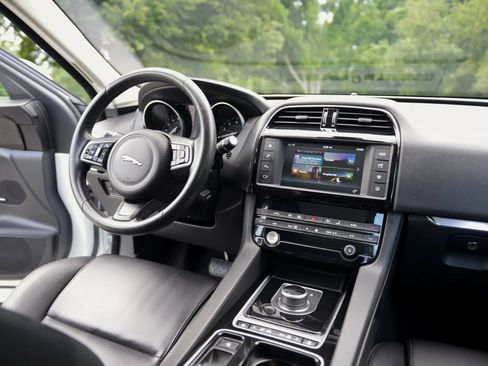 Used 2018 Jaguar F-PACE Premium AWD/4WD image 57