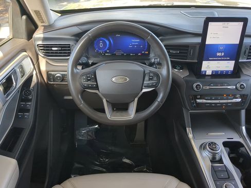 Used 2020 Ford Explorer Platinum w/ Premium Technology Package image 16