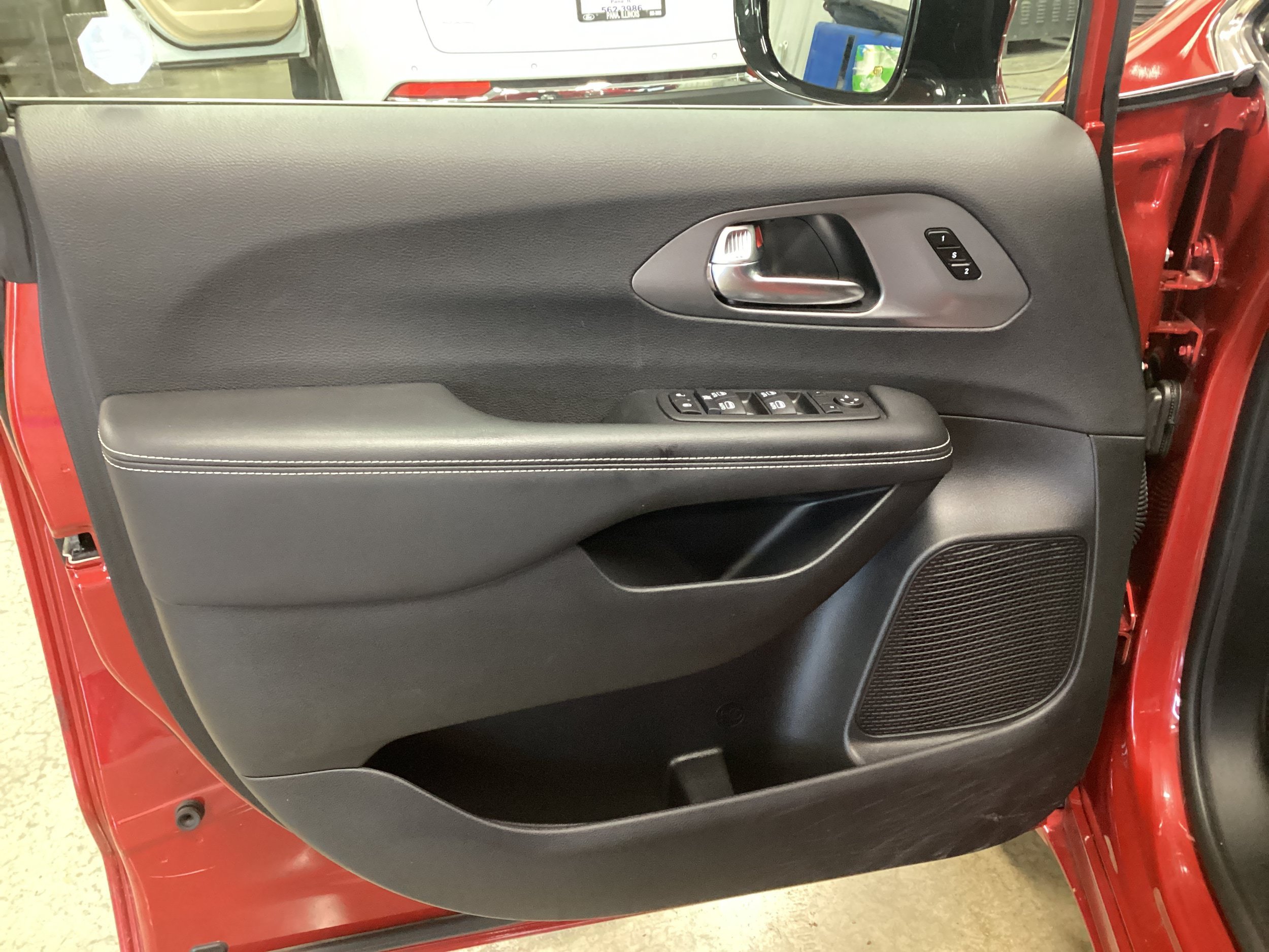 Used 2025 Chrysler Pacifica Select AWD/4WD image 13