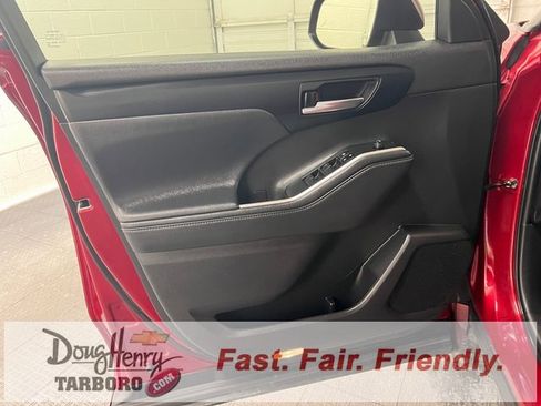 Used 2022 Toyota Highlander XLE image 27