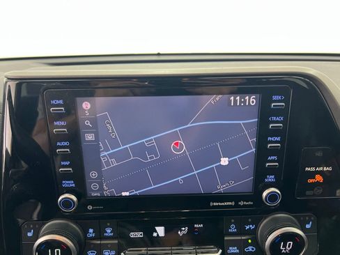 Used 2021 Toyota Highlander XLE AWD/4WD image 15