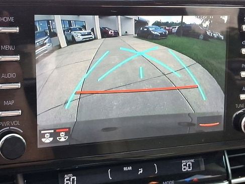 Used 2021 Toyota Sienna Limited image 26