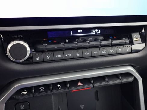 Used 2025 Toyota Sequoia Platinum image 33