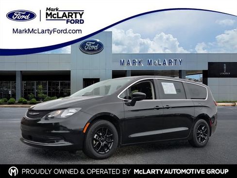 Used 2022 Chrysler Voyager LX FWD image 1