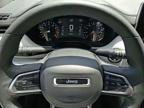 Used 2025 Jeep Compass Limited AWD/4WD image 19