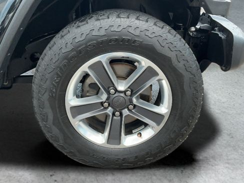 Used 2018 Jeep Wrangler Unlimited Sahara AWD/4WD image 26