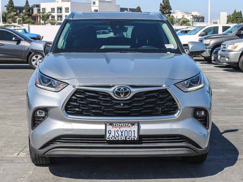 Used 2023 Toyota Highlander Limited FWD image 2