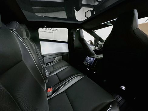 Used 2024 Tesla Cybertruck AWD Crew Cab image 26