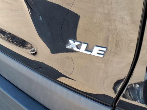 Used 2021 Toyota RAV4 XLE Premium image 7