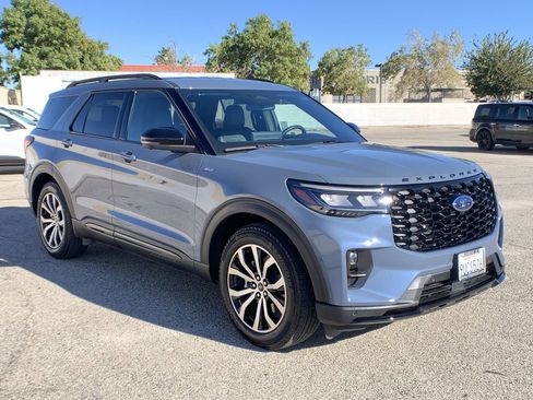 Used 2025 Ford Explorer ST-Line w/ Premium Package image 2