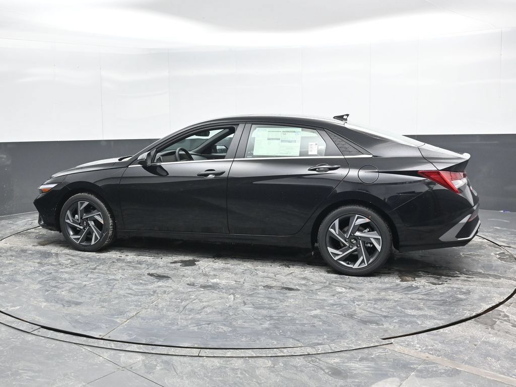 Used 2026 Hyundai Elantra Limited w/ Cargo Package FWD image 9