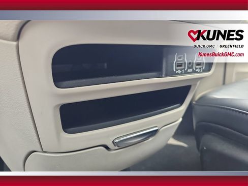 Used 2023 Chrysler Pacifica Touring-L FWD image 14