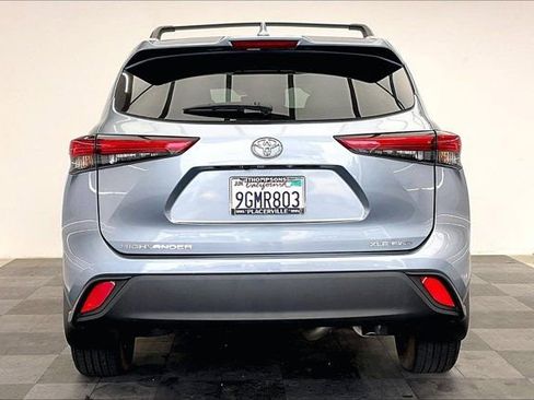 Used 2023 Toyota Highlander XLE AWD/4WD image 3
