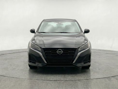 Used 2025 Nissan Altima 2.5 SV FWD image 2