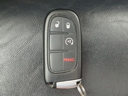 Used 2017 Jeep Cherokee Limited image 36