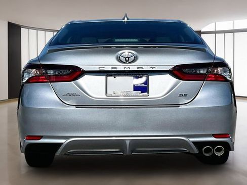Used 2021 Toyota Camry SE w/ Cold Weather Package FWD image 5