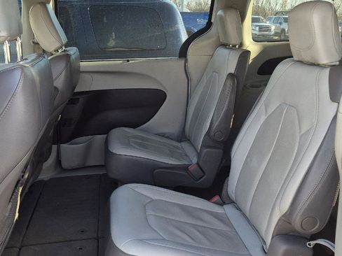 Used 2018 Chrysler Pacifica Touring-L image 7