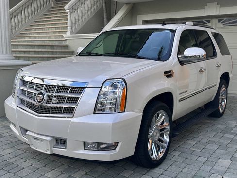 Used 2011 Cadillac Escalade Platinum image 28