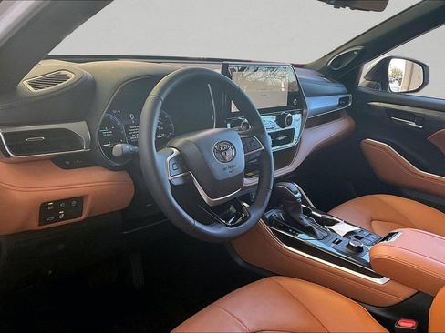 Used 2026 Toyota Highlander Platinum image 16