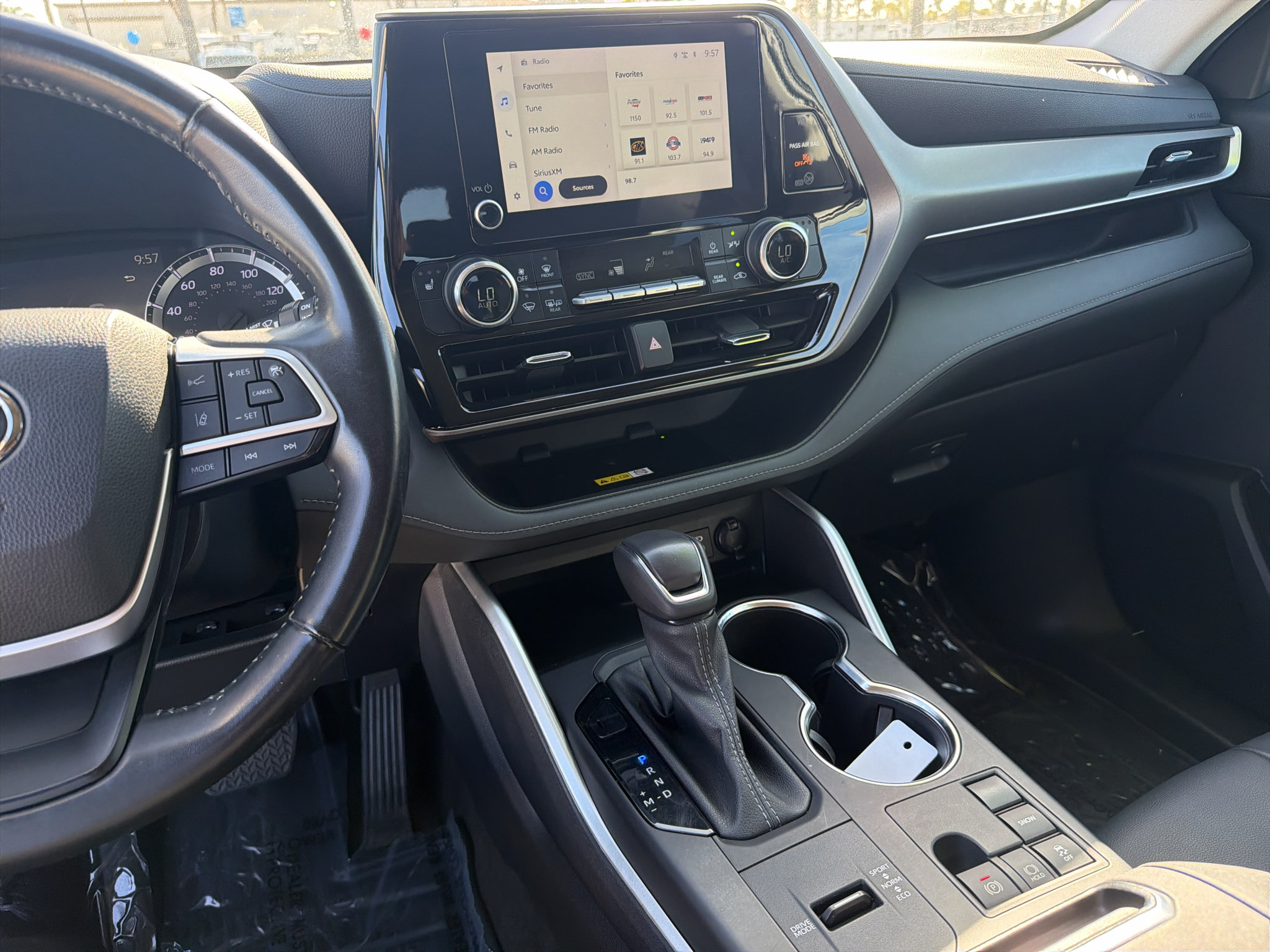 Used 2023 Toyota Highlander XLE FWD image 10