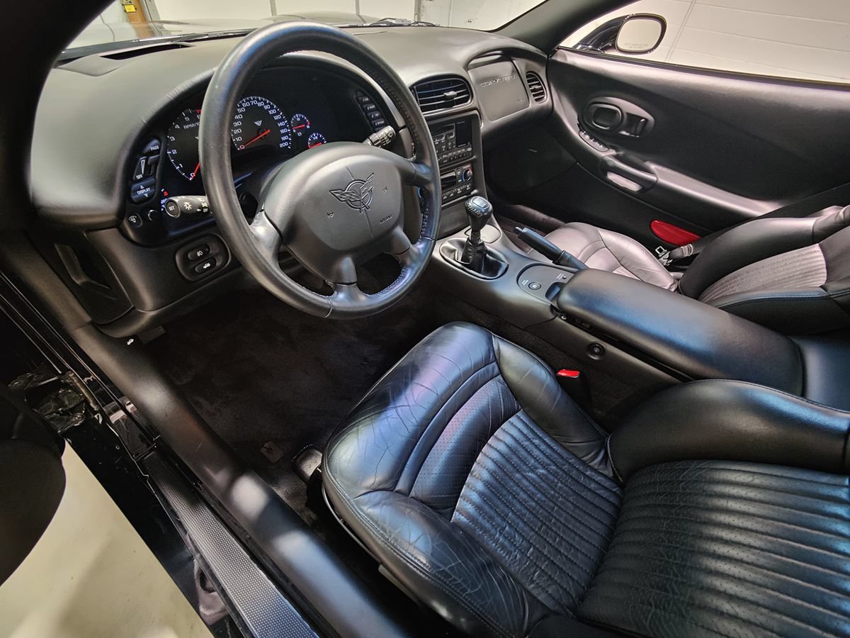 Used 2004 Chevrolet Corvette Coupe w/ Preferred Equipment Group RWD image 25