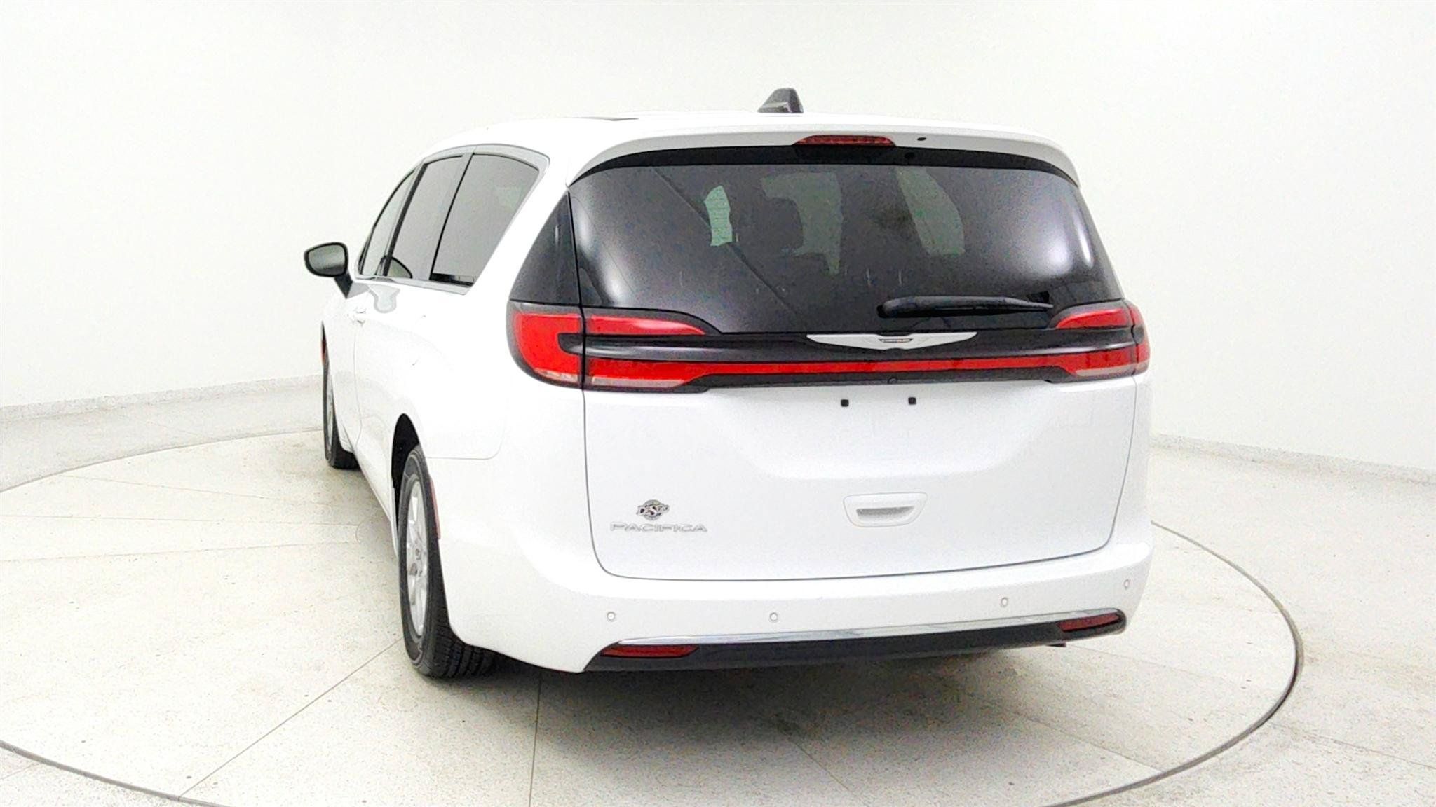Used 2025 Chrysler Pacifica Select FWD image 4