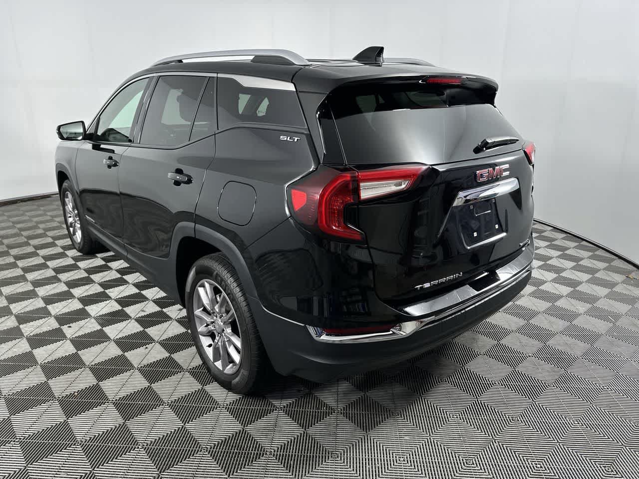 Used 2024 GMC Terrain SLT AWD/4WD image 6