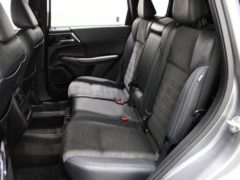 Used 2022 Mitsubishi Outlander SE image 13