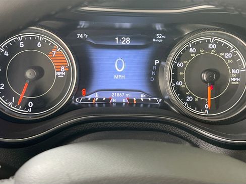 Used 2022 Jeep Cherokee Limited image 12