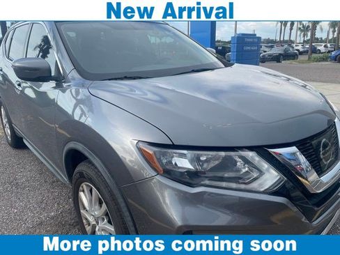 Used 2017 Nissan Rogue SV FWD image 1