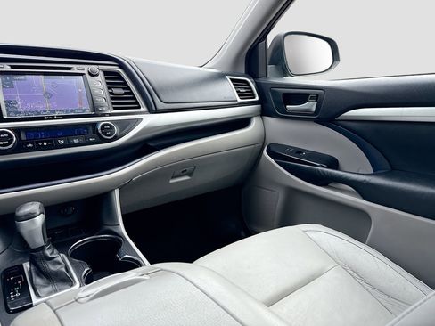 Used 2014 Toyota Highlander XLE image 24