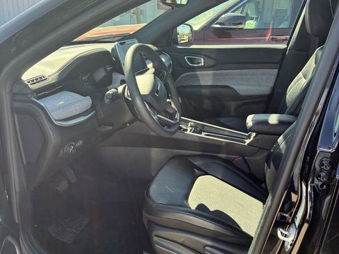 Used 2025 Jeep Compass Latitude image 2