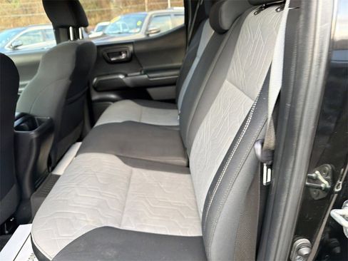 Used 2022 Toyota Tacoma TRD Off-Road image 12