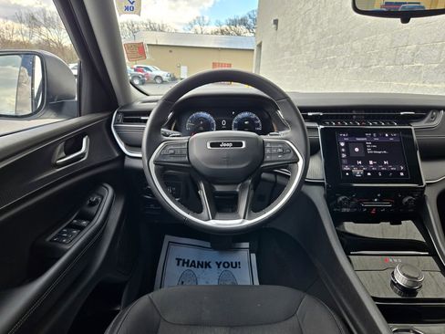 Used 2023 Jeep Grand Cherokee Laredo w/ Luxury Tech Group I AWD/4WD image 33