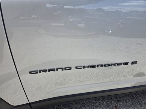 Certified 2025 Jeep Grand Cherokee Limited w/ Black Appearance Package image 3