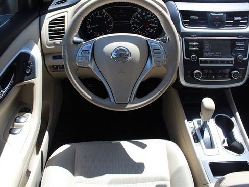 Used 2016 Nissan Altima 2.5 SV FWD image 2