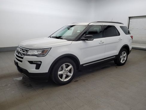 Used 2019 Ford Explorer XLT w/ Equipment Group 201A image 2