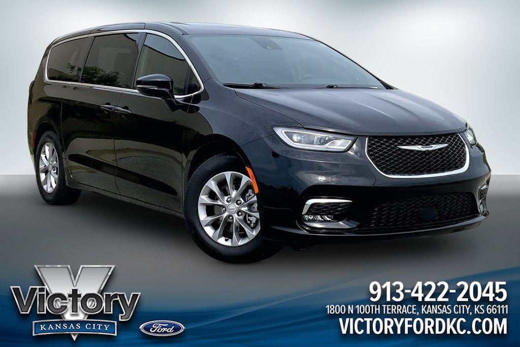 Used 2026 Chrysler Pacifica Limited FWD image 1