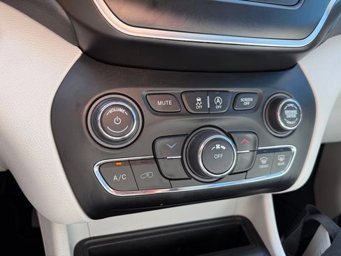 Used 2020 Jeep Cherokee Latitude Plus FWD image 17