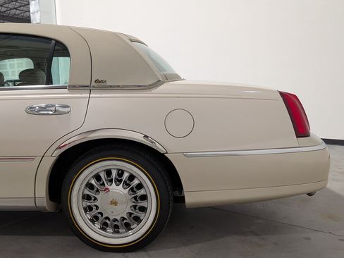 Used 2001 Lincoln Town Car Cartier RWD image 34